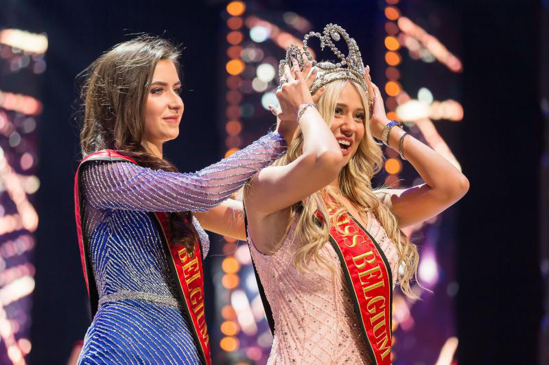 Người đẹp vấp ngã trên sân khấu đến văng cả áo lót vẫn xuất sắc đăng quang Hoa hậu Bỉ 2020 - Ảnh 1.