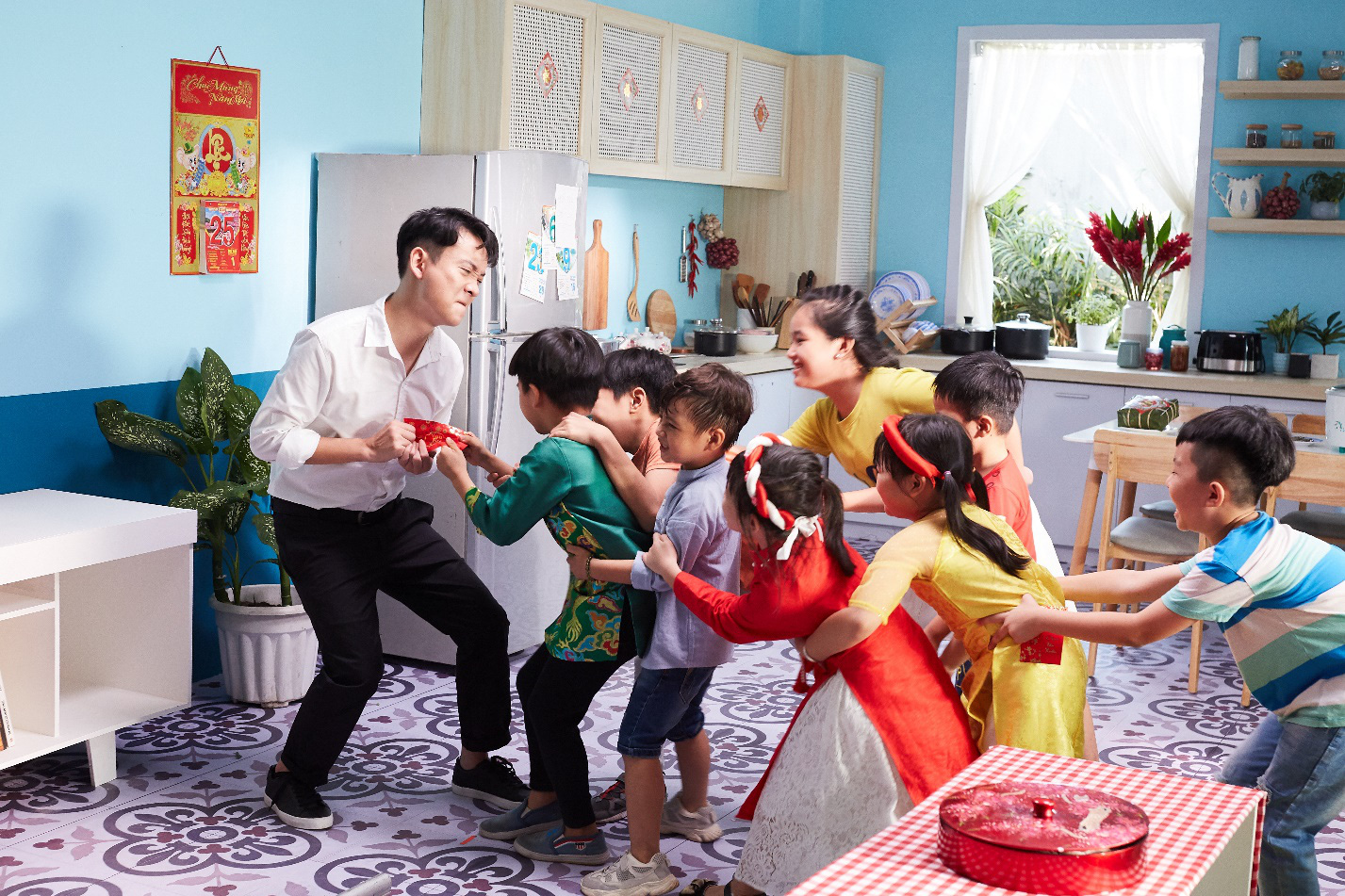 JustaTee trải lòng về thành công của MV Tết Làm Gì Phải Hốt: Điều khó khăn nhất là... mời Hoàng Thùy Linh và Đen Vâu vào MV! - Ảnh 4.