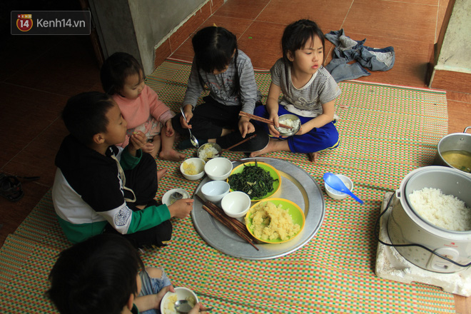 Tết ở gia đình đông con như “trại trẻ” tại Hà Nội: “Con muốn năm mới được sửa cái xích xe đạp để đi học, các chị thì ước có quần áo mới” - Ảnh 11.