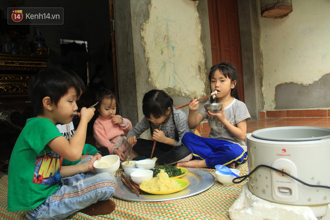 Tết ở gia đình đông con như “trại trẻ” tại Hà Nội: “Con muốn năm mới được sửa cái xích xe đạp để đi học, các chị thì ước có quần áo mới” - Ảnh 9.