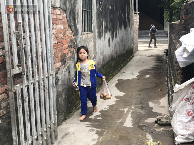 Tết ở gia đình đông con như “trại trẻ” tại Hà Nội: “Con muốn năm mới được sửa cái xích xe đạp để đi học, các chị thì ước có quần áo mới” - Ảnh 6.