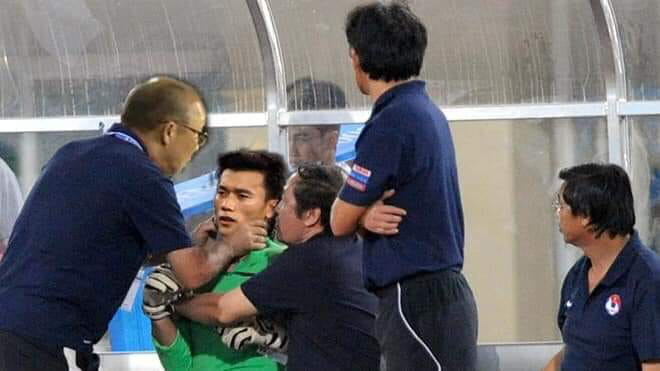 Dân mạng chế ảnh sai lầm của Bùi Tiến Dũng, còn AFC giật tweet nói: Đây là một ký ức mà anh ấy muốn xóa bỏ mãi mãi - Ảnh 4.