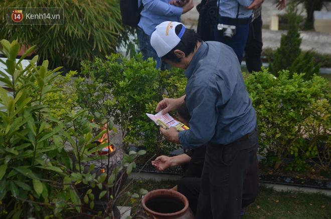 Cận Tết, người dân sắm sửa điện thoại, đài nghe nhạc cùng con cháu đi tảo mộ gia tiên - Ảnh 8.