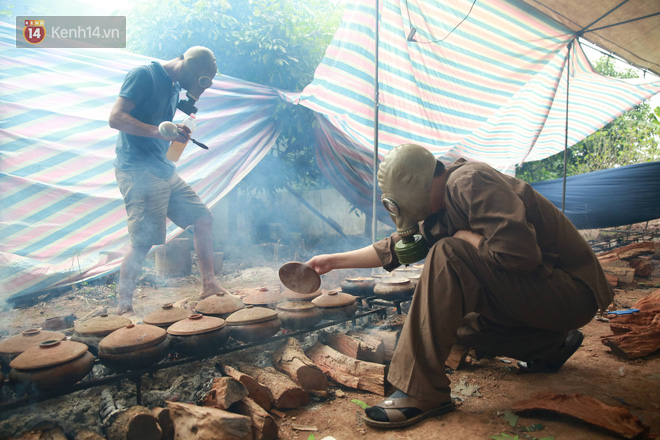 Người làng Vũ Đại đeo mặt nạ, xuyên đêm nấu cá kho bạc triệu phục vụ Tết cổ truyền - Ảnh 22.