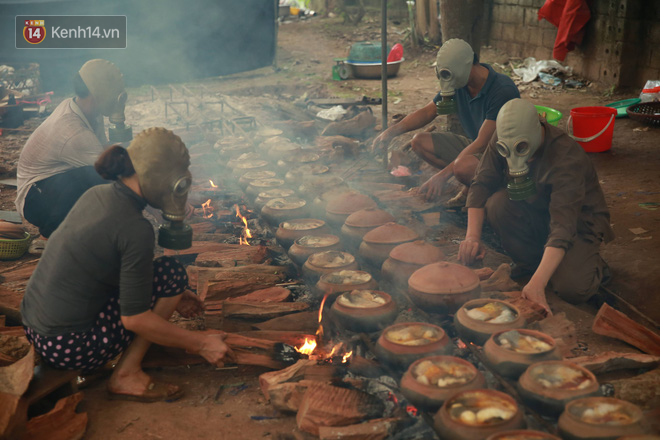 Người làng Vũ Đại đeo mặt nạ, xuyên đêm nấu cá kho bạc triệu phục vụ Tết cổ truyền - Ảnh 18.