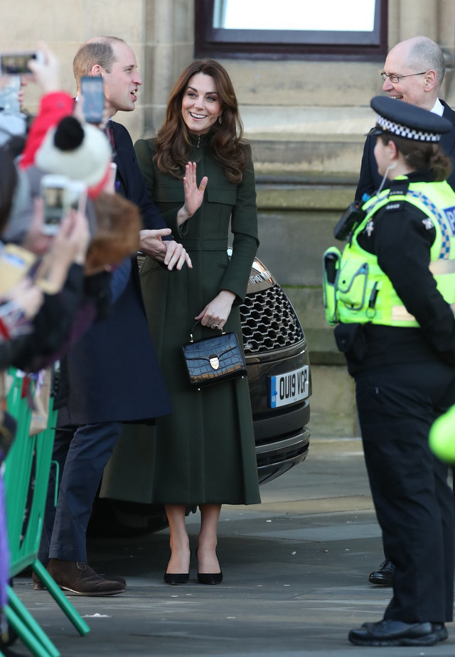 Giữa scandal Hoàng gia, Công nương Kate xuất hiện rạng rỡ, diện váy sale vài trăm ngàn mà vẫn sang ngút ngàn - Ảnh 4.
