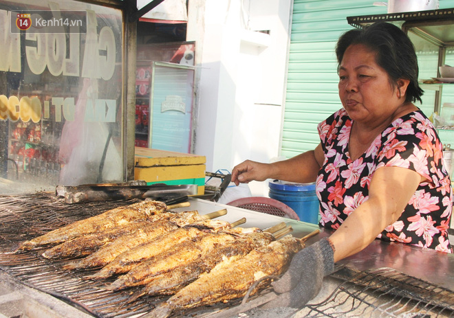 Bán đắt gấp 3 lần ngày thường, phố cá lóc nướng ở Sài Gòn thơm nức trước lễ đưa ông Táo về trời - Ảnh 2.