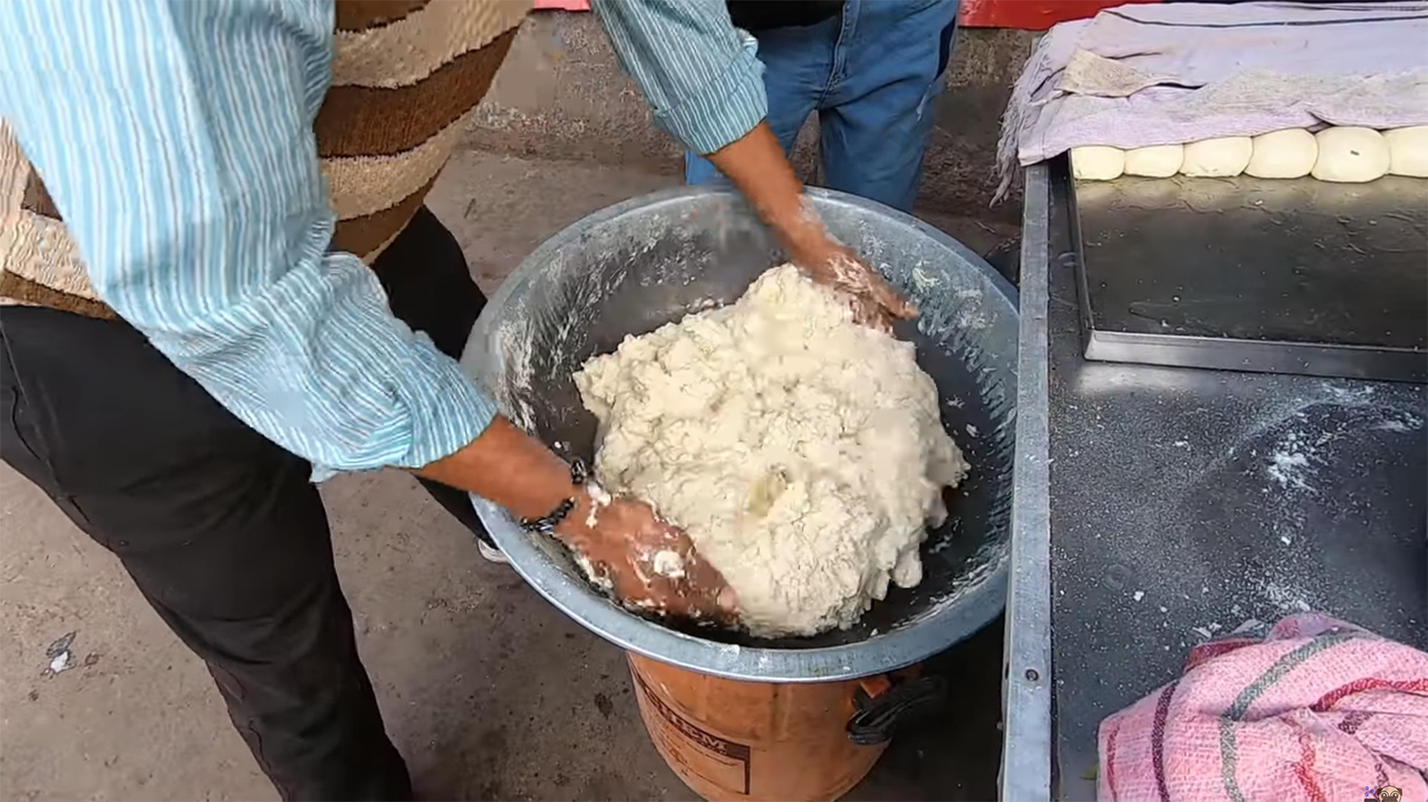 Khoa Pug sợ t&aacute;i mặt khi đi Ấn Độ chơi m&agrave; gặp to&agrave;n m&oacute;n ăn d&agrave;nh cho... superman - Ảnh 3.