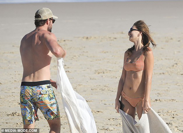 Dạo này Liam Hemsworth chẳng chịu thua vợ cũ, ngày càng chăm công khai ôm hôn và dính bạn gái mới không rời - Ảnh 15.