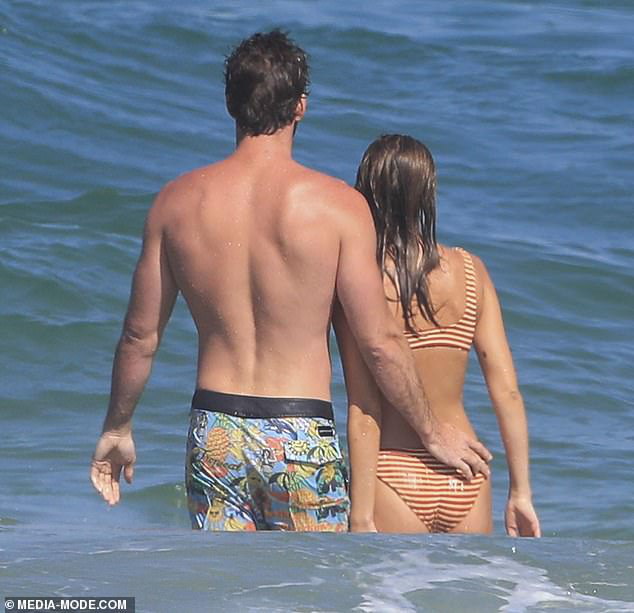 Dạo này Liam Hemsworth chẳng chịu thua vợ cũ, ngày càng chăm công khai ôm hôn và dính bạn gái mới không rời - Ảnh 12.