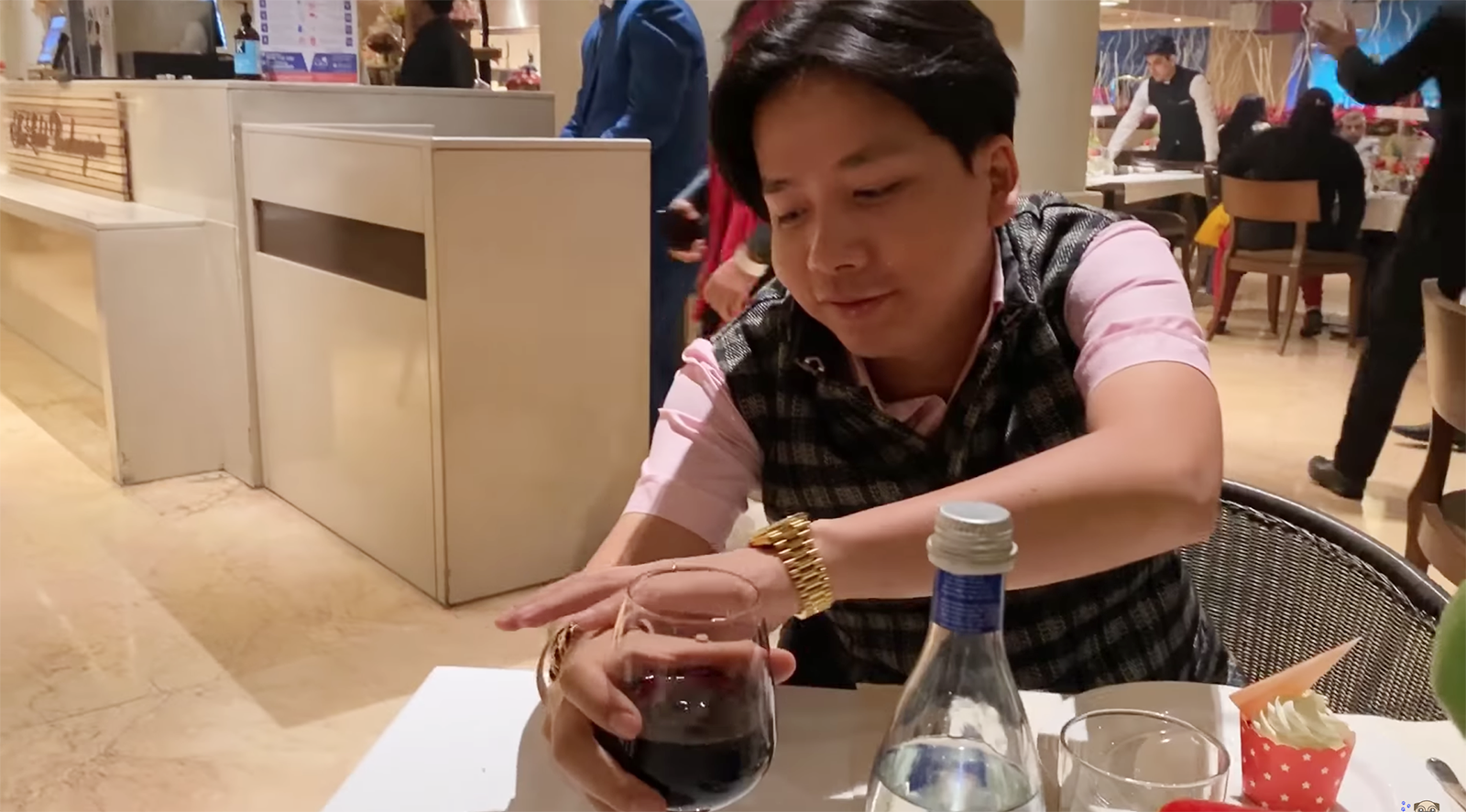 Khoa Pug sợ t&aacute;i mặt khi đi Ấn Độ chơi m&agrave; gặp to&agrave;n m&oacute;n ăn d&agrave;nh cho... superman - Ảnh 7.