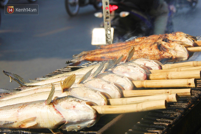 Bán đắt gấp 3 lần ngày thường, phố cá lóc nướng ở Sài Gòn thơm nức trước lễ đưa ông Táo về trời - Ảnh 1.
