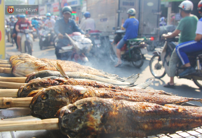 Bán đắt gấp 3 lần ngày thường, phố cá lóc nướng ở Sài Gòn thơm nức trước lễ đưa ông Táo về trời - Ảnh 8.