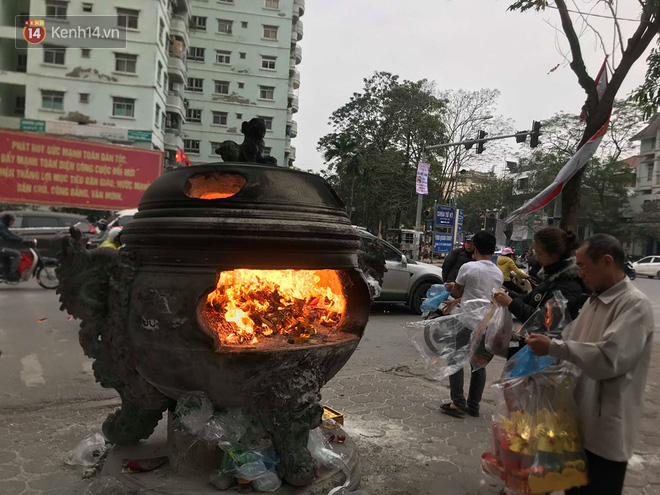 Ảnh: Người dân đồng loạt đốt vàng mã ngày ông Công ông Táo, các tuyến phố và chung cư khói bụi bay mù mịt - Ảnh 14.