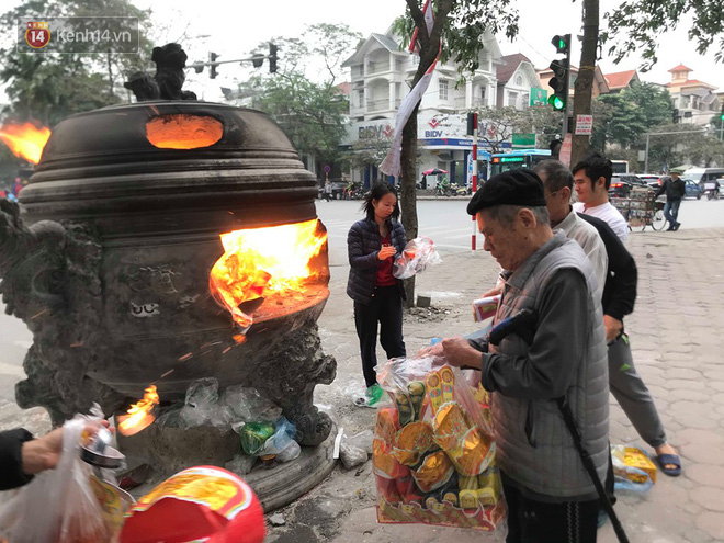 Ảnh: Người dân đồng loạt đốt vàng mã ngày ông Công ông Táo, các tuyến phố và chung cư khói bụi bay mù mịt - Ảnh 11.