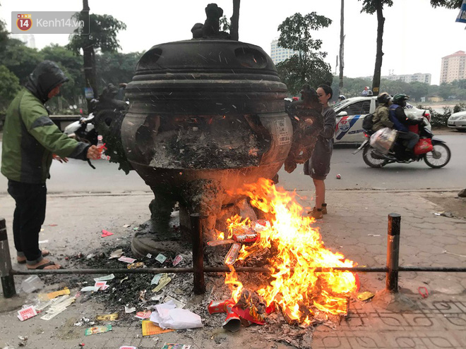 Ảnh: Người dân đồng loạt đốt vàng mã ngày ông Công ông Táo, các tuyến phố và chung cư khói bụi bay mù mịt - Ảnh 13.