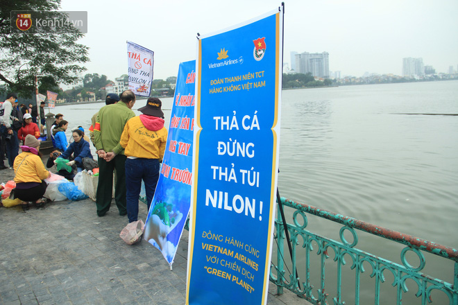 Hà Nội: Người dân thích thú với thông điệp Ông Táo không dùng túi nilon, hồ Tây không còn cảnh túi nilon nổi trắng dập dềnh - Ảnh 13.