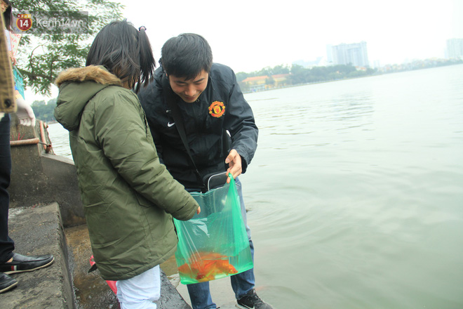 Hà Nội: Người dân thích thú với thông điệp Ông Táo không dùng túi nilon, hồ Tây không còn cảnh túi nilon nổi trắng dập dềnh - Ảnh 15.