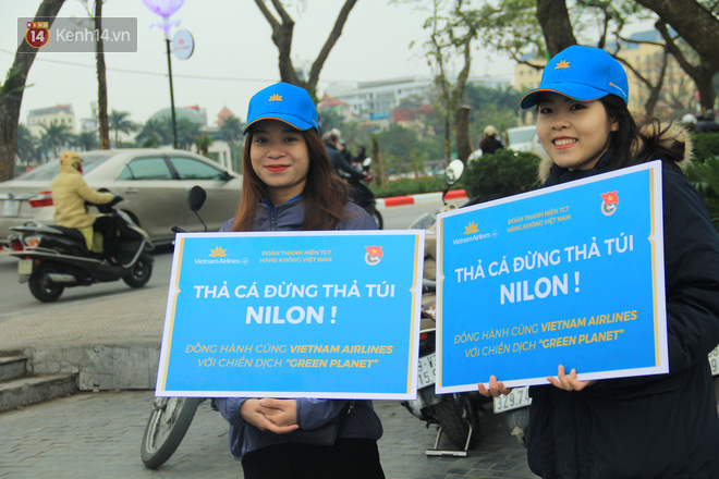 Hà Nội: Người dân thích thú với thông điệp Ông Táo không dùng túi nilon, hồ Tây không còn cảnh túi nilon nổi trắng dập dềnh - Ảnh 12.