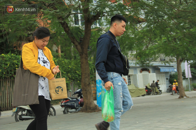 Hà Nội: Người dân thích thú với thông điệp Ông Táo không dùng túi nilon, hồ Tây không còn cảnh túi nilon nổi trắng dập dềnh - Ảnh 6.