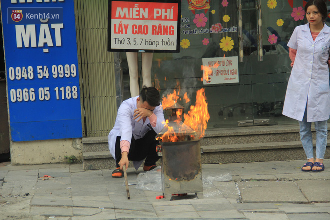 Ảnh: Người dân đồng loạt đốt vàng mã ngày ông Công ông Táo, các tuyến phố và chung cư khói bụi bay mù mịt - Ảnh 3.