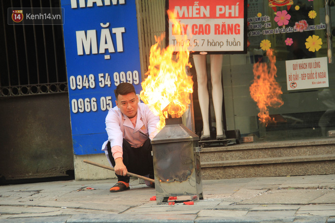 Ảnh: Người dân đồng loạt đốt vàng mã ngày ông Công ông Táo, các tuyến phố và chung cư khói bụi bay mù mịt - Ảnh 2.