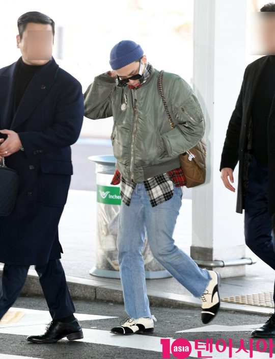 Ông hoàng Kpop G-Dragon gây bão tại sân bay, 2 boygroup NCT - iKON đại diện 2 ông lớn đụng độ khốc liệt - Ảnh 4.