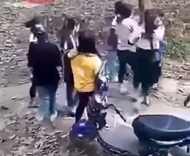 M&acirc;u thuẫn tr&ecirc;n mạng, hai nh&oacute;m nữ sinh đ&aacute;nh nhau, một người nhập viện cấp cứu - Ảnh 1.