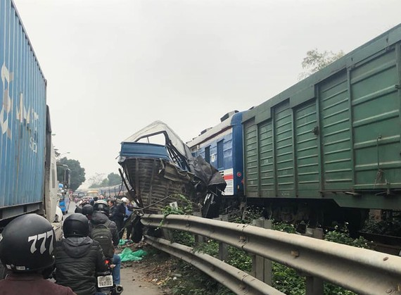  Hà Nội: Tàu hỏa “vò nát” ô tô chở cá băng qua đường ray, 1 người nguy kịch  - Ảnh 1.