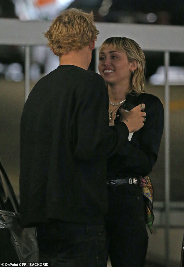 Chỉ 1 ngày sau khi chồng cũ lộ ảnh tình tứ với bồ mới, Miley Cyrus cũng công khai ôm hôn bạn trai trên phố: “Drama” ăn miếng trả miếng vẫn chưa có hồi kết? - Ảnh 1.