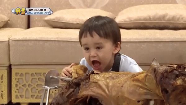 Chờ m&atilde;i kh&ocirc;ng được đ&uacute;t cho ăn, sao nh&iacute; 3 tuổi quyết định tự xử với m&oacute;n thịt nướng si&ecirc;u to khổng lồ - Ảnh 6.