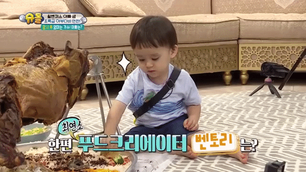 Chờ m&atilde;i kh&ocirc;ng được đ&uacute;t cho ăn, sao nh&iacute; 3 tuổi quyết định tự xử với m&oacute;n thịt nướng si&ecirc;u to khổng lồ - Ảnh 7.