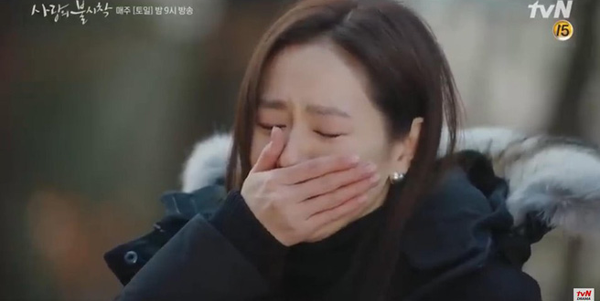 Son Ye Jin về đất mẹ vẫn khóc nức nở, Hyun Bin nhớ crush đến mất ngủ trong preview tập 10 Crash Landing on You - Ảnh 4.