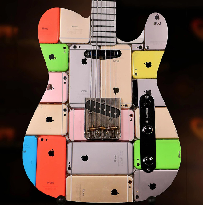 Gắn lại từ 106 iPhone và 1 iPod Touch, đây đích thị là cây guitar độc nhất thế giới, giá cũng trên trời - Ảnh 1.