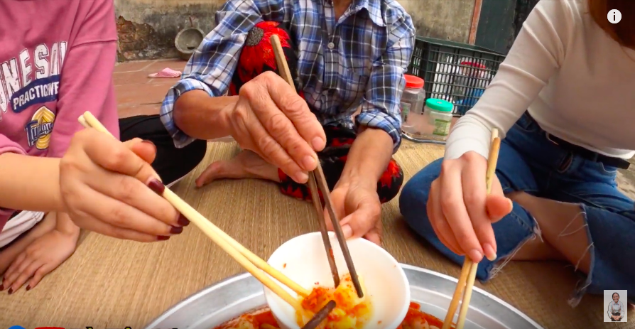 Biến tấu món kim chi “made in Việt Nam” với củ hành, bà Tân còn giới thiệu cách ăn mới ở cuối clip khiến ai cũng… té ngửa - Ảnh 6.