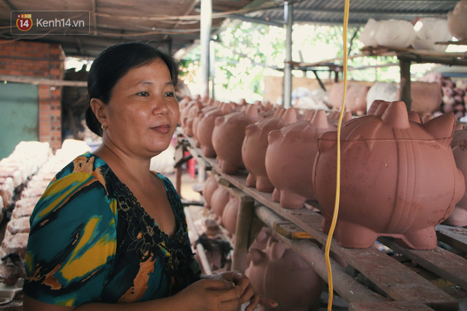 Bà chủ lò heo đất cuối cùng ở Lái Thiêu làm từ sáng đến tối để kịp Tết Canh Tý, tiền lời chỉ đủ ăn nhưng nhất quyết không bỏ nghề - Ảnh 3.