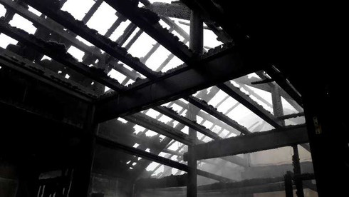 H&agrave; Tĩnh: Vợ chồng bất lực nh&igrave;n ngọn lửa thi&ecirc;u rụi ng&ocirc;i nh&agrave; ngay đầu năm mới - Ảnh 1.