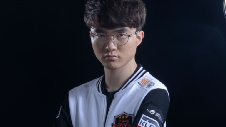 Quỷ vương Faker - Thần tượng khiến Hee Chul phải bỏ cả tiệc gi&aacute;ng sinh để tới tham gia gameshow c&ugrave;ng l&agrave; ai? - Ảnh 2.