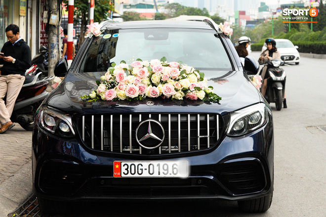 Xe ôtô tiền tỷ của Duy Mạnh và Quỳnh Anh va quệt với xe máy trên cầu vượt ở Hà Nội - Ảnh 2.