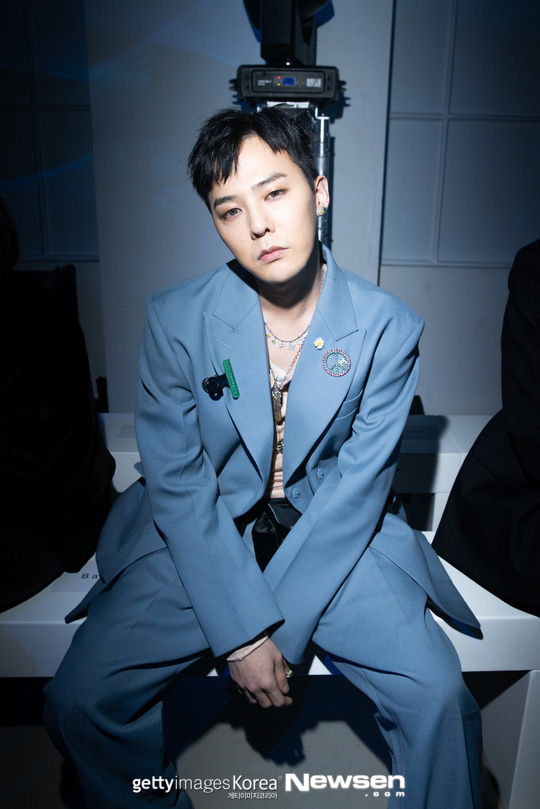 G-Dragon (BIGBANG) gây náo loạn ở Paris, lần đầu dự sự kiện quốc tế bên anh rể tài tử để ủng hộ chị gái - Ảnh 1.