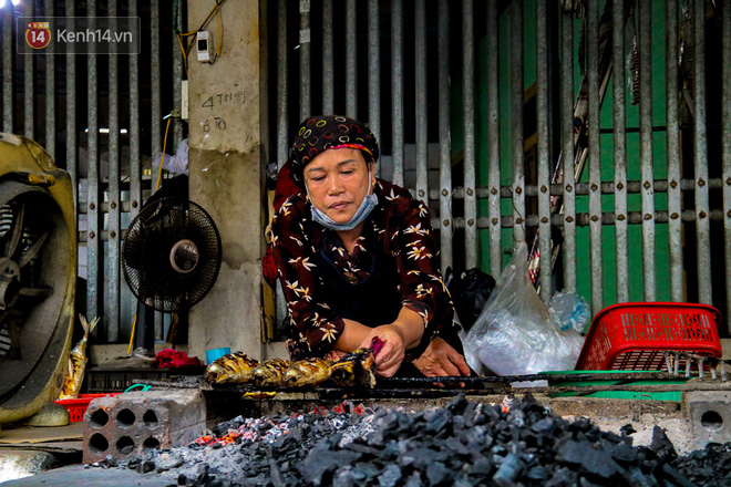 Chuyện về những b&agrave; mẹ quanh năm b&ecirc;n bếp lửa nướng c&aacute;, nu&ocirc;i đ&agrave;n con lớn kh&ocirc;n - Ảnh 4.