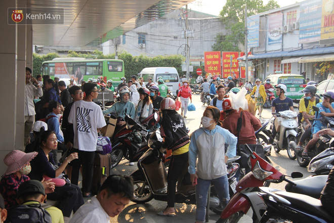 Người dân ùn ùn rời Sài Gòn về miền Tây ăn Tết khiến bến xe chật cứng, nhiều người ngủ gục trước giờ ra xe - Ảnh 12.