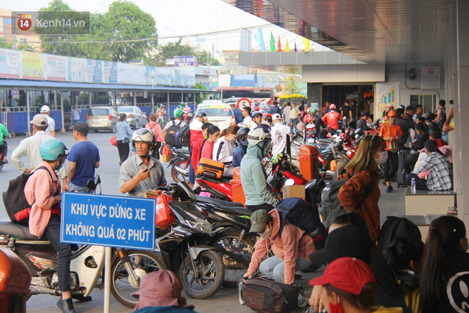 Người dân ùn ùn rời Sài Gòn về miền Tây ăn Tết khiến bến xe chật cứng, nhiều người ngủ gục trước giờ ra xe - Ảnh 2.
