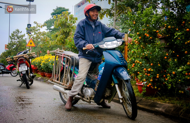 Chùm ảnh: Đội mưa rét chở cây cảnh thuê dịp Tết, người lao động kiếm tiền triệu mỗi ngày - Ảnh 7.