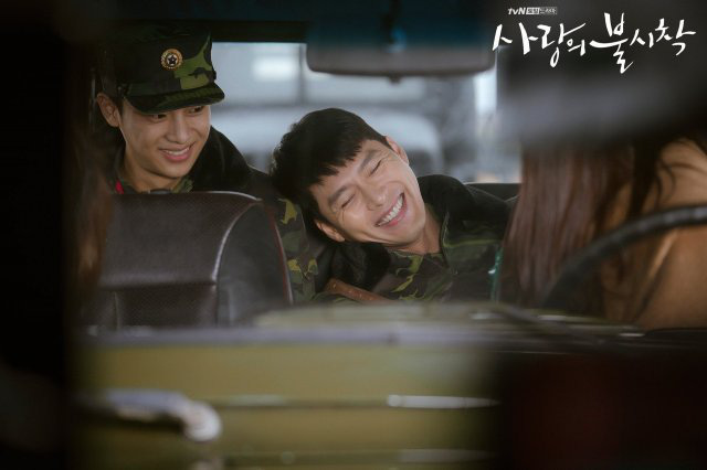 B&ugrave; đắp lại tuần ho&atilde;n chiếu v&agrave; tr&ograve; ch&ocirc;n preview: Crash Landing on You tung đỡ loạt ảnh Hyun Bin &ocirc;m ấp Son Ye Jin cực ngọt? - Ảnh 4.