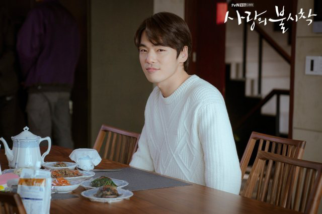 B&ugrave; đắp lại tuần ho&atilde;n chiếu v&agrave; tr&ograve; ch&ocirc;n preview: Crash Landing on You tung đỡ loạt ảnh Hyun Bin &ocirc;m ấp Son Ye Jin cực ngọt? - Ảnh 5.