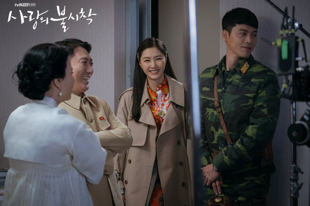 B&ugrave; đắp lại tuần ho&atilde;n chiếu v&agrave; tr&ograve; ch&ocirc;n preview: Crash Landing on You tung đỡ loạt ảnh Hyun Bin &ocirc;m ấp Son Ye Jin cực ngọt? - Ảnh 8.