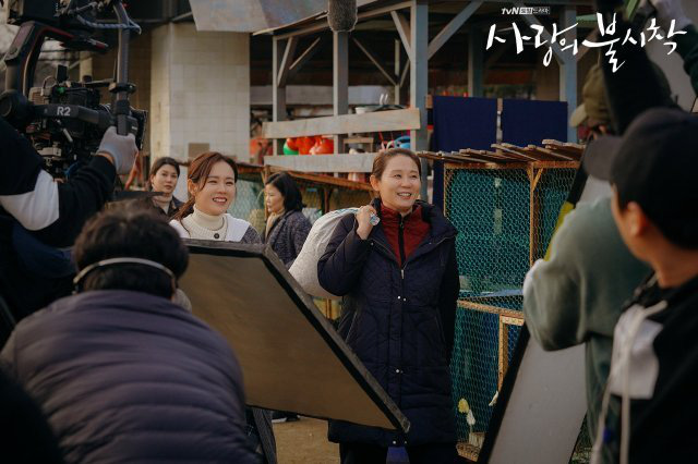 B&ugrave; đắp lại tuần ho&atilde;n chiếu v&agrave; tr&ograve; ch&ocirc;n preview: Crash Landing on You tung đỡ loạt ảnh Hyun Bin &ocirc;m ấp Son Ye Jin cực ngọt? - Ảnh 7.