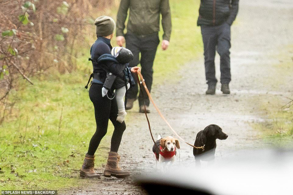 Khó tin với hình ảnh mới nhất của Meghan Markle: Diện lại đồ cũ mà còn rạng ngời hạnh phúc hơn cả khi xưa - Ảnh 4.