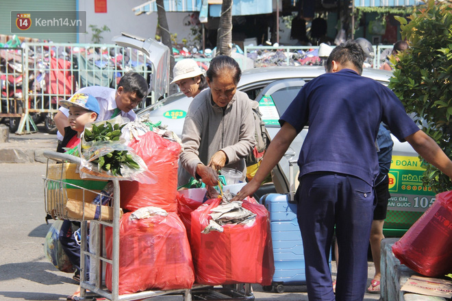 Ảnh: Hàng trăm người đem chiếu nằm ngủ, vật vờ đợi tàu về quê ăn Tết giữa cái nóng gay gắt tại ga Sài Gòn - Ảnh 11.